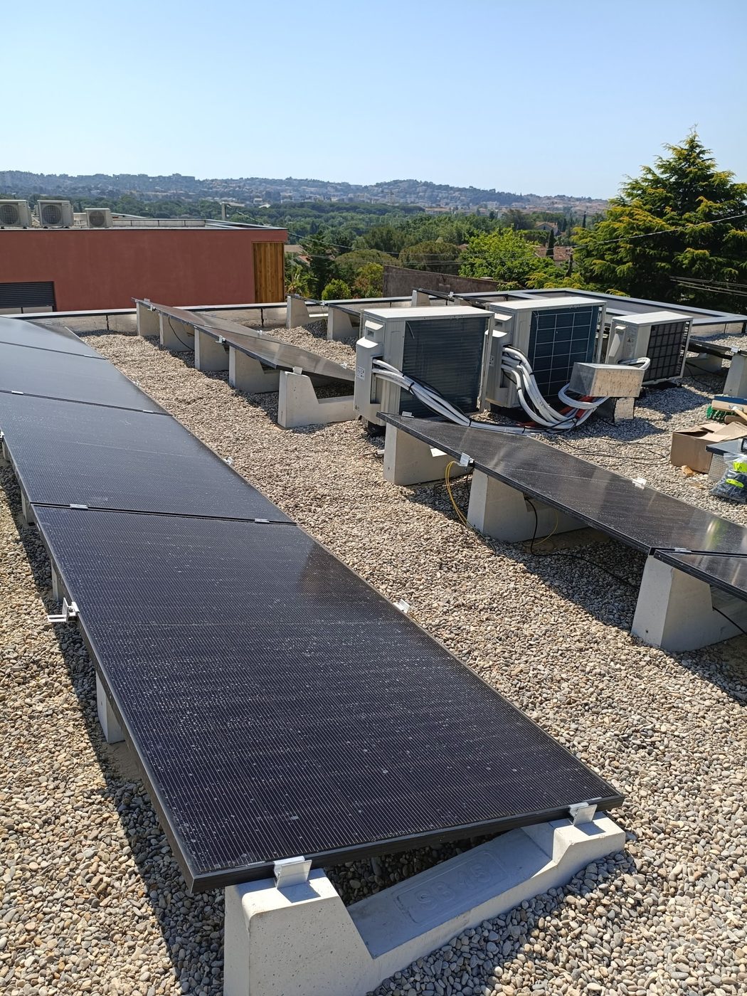 Coffrets photovoltaïques et intégration électrique propre